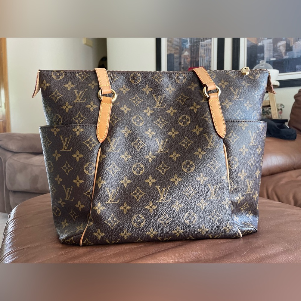 LV Totally tote